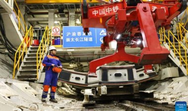 เครื่องเจาะอุโมงค์ “หลิ่งหาง” ทะลุระยะ 10,000 เมตร ใต้แม่น้ำแยงซี เสริมโครงข่ายรถไฟความเร็วสูงจีน