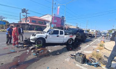 ชนวินาศสันตะโร กระบะพุ่งเสยยับจอดติดไฟแดงกลางเมือง 5 คันรวดดับ 1 เจ็บ 10