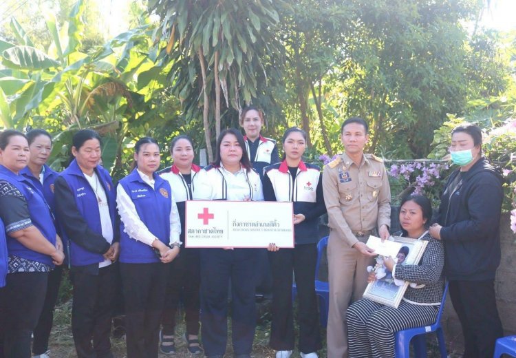 นายอำเภอสีคิ้วมอบเงินช่วยเหลือเบื้องต้น 10,500 บาทครอบครัวเด็ก 11 ขวบถูกไฟฟ้าช็อตเสียชีวิต