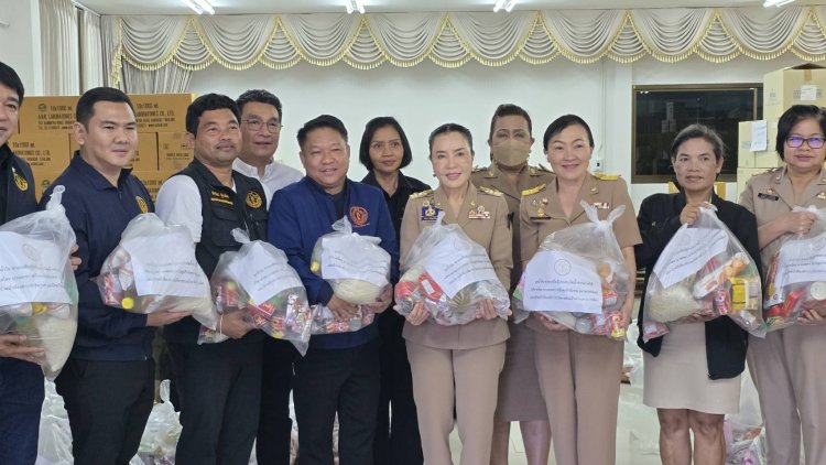 นายก.หน่อย อบจ.โคราช ผนึกกำลังเจ้าหน้าที่ มอบถุงน้ำใจ 500 ชุด ช่วยผู้ประสบอุทกภัยพัทลุง