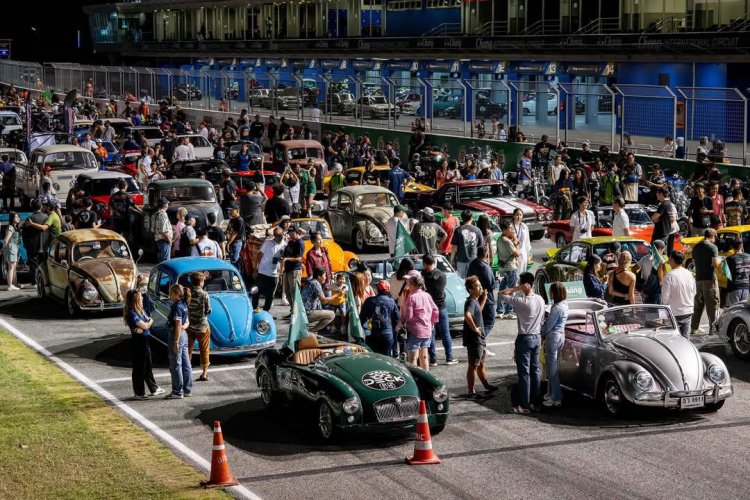 ระดมกองทัพรถคลาสสิก 1,000 คัน เตรียมสร้างปรากฏการณ์แห่งปี Chang Classic Car Revival 2025 ท้าลมหนาวชมฟรี 13-14 ธ.ค.ที่บุรีรัมย์