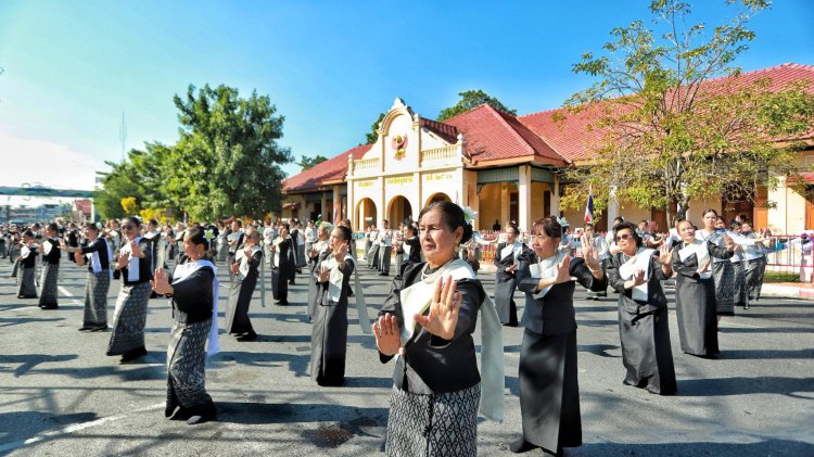 ชาวปทุมฯเชื้อสายรามัญรำมอญถวายความอาลัย “พระพันปีหลวง”
