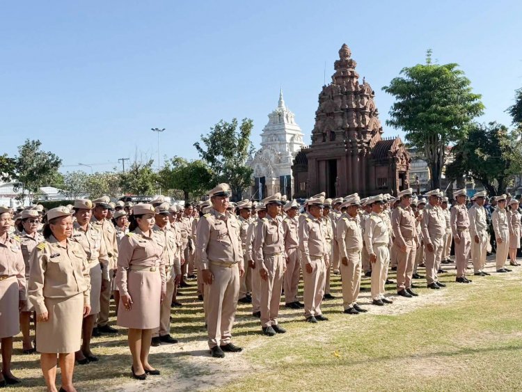 นายอำเภอขุขันธ์นำพสกนิกรเคารพธงชาติและถวายพวงมาลัยกร รัชกาลที่ 5