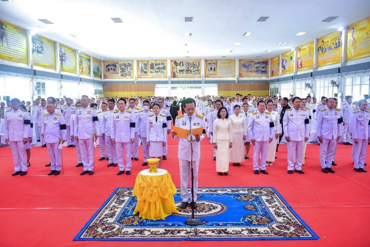 ดศรีสะเกษ ประกอบพิธีถวายพานพุ่มดอกไม้วันเนื่องในพ่อแห่งชาติ