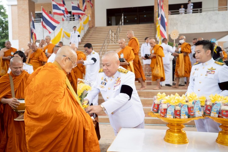 ปราจีนฯนำพระสงฆ์89 รูปที่อุปสมบทหมู่ถวายพระราชกุศลแม่แห่งชาติมาตักบาตรถวายให้พ่อแห่งชาติ