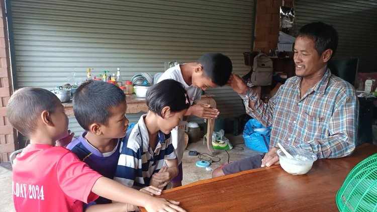 ยอดนักสู้ชีวิต!พ่อเลี้ยงเดี่ยวลูก 4 ไม่เคยท้อถอย ครอบครัวที่แสนอบอุ่น