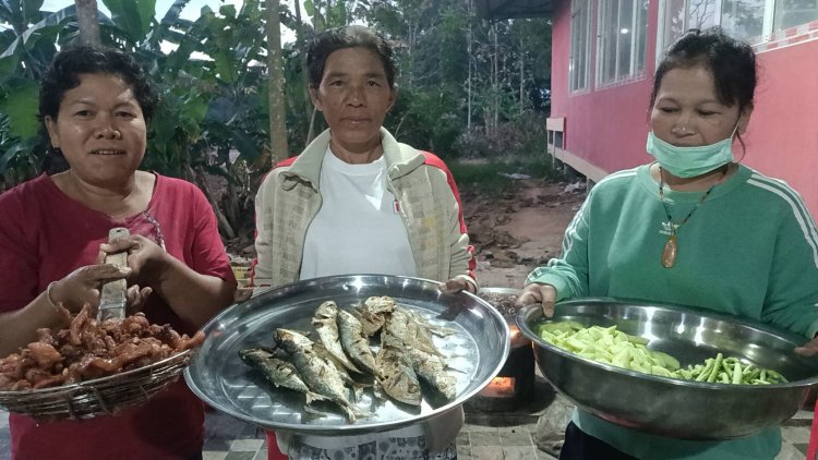 ผู้อพยพจากชายแดน จ.สระแก้วฝากถึงเขมรให้ยอมแพ้สงคราม ทั้งสองฝั่งรบกันมีแต่ผลเสีย