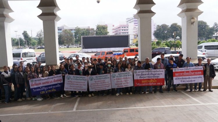 ชาวไร่อ้อยนับร้อย! ‘บุกศาลากลางเลย’ ร้องปรับราคาใหม่-ชี้ 890 บาทต่ำกว่าต้นทุน