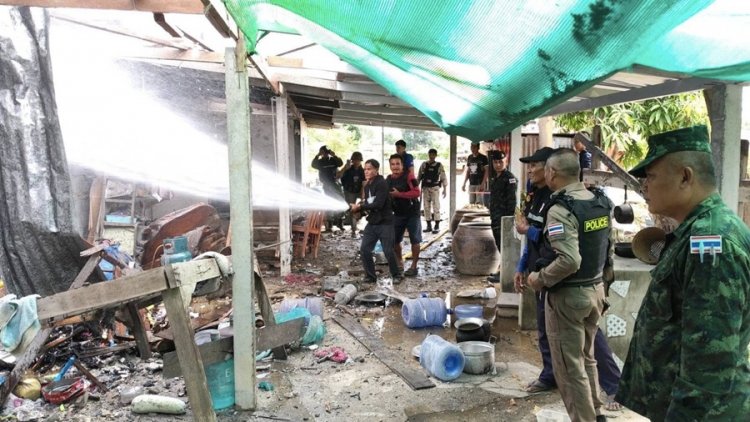 ทหารเขมรระดมยิงปืนใหญ่ใส่บ้านเรือนประชาชนชาวพนมดงรักพังยับ