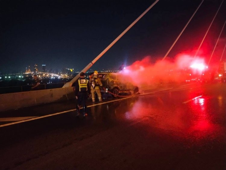 นาทีชีวิต!สองผัวเมียถอยรถมือ2ขับกลับบ้านไฟลุกท่วมวอดทั้งคัน