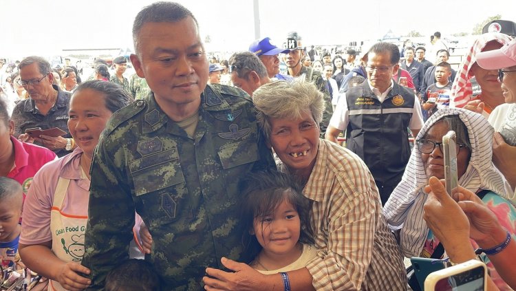 แม่ทัพกุ้งลงพื้นที่ให้กำลังใจผู้อพยพศูนย์พักพิงบุรีรัมย์