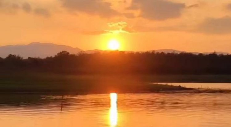 ผืนน้ำท่าเรือวังทองคึกคักนทท.แห่ชมตะวันตกดินกลางผืนแม่น้ำ-ล่องเรือชมสัตว์ป่า