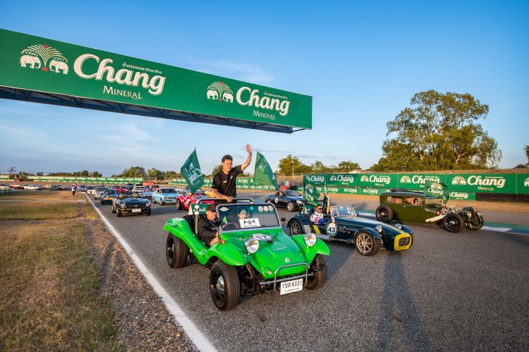 Chang Classic Car Revival 2025 รถคลาสสิค 1,000 คันกระหึ่มสนาม "ชาช่า-เบนซ์ เรซซิ่ง”ผลงานเยี่ยม เปิดให้ผู้อพยพ-ประชาชนชมฟรี!
