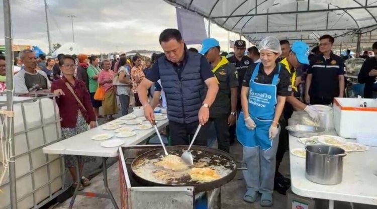 "อนุทิน"ลงมือ "ผัดหอยทอด-ตำส้มตำ"เสิร์ฟปชช.-จนท.ศูนย์อพยพบุรีรัมย์