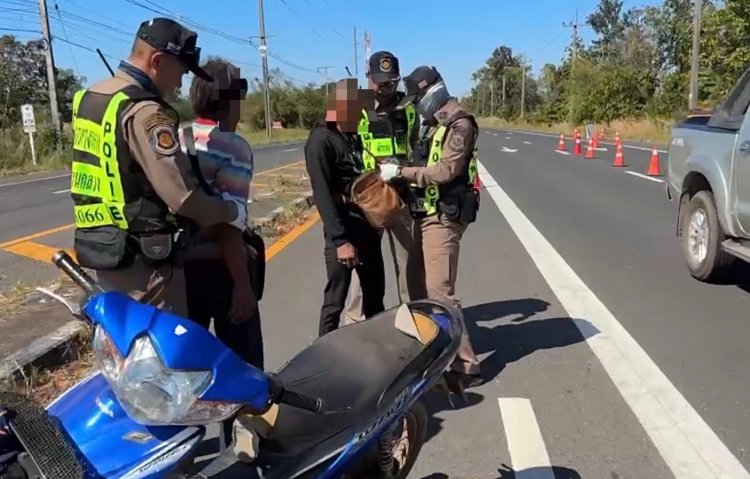 เกมคาด่าน!ตร.ทางหลวง พบพิรุธก่อน ขอค้นหมุ่มใหญ่พบยาบ้า 9 เม็ด อ้างเอาไว้เสพ