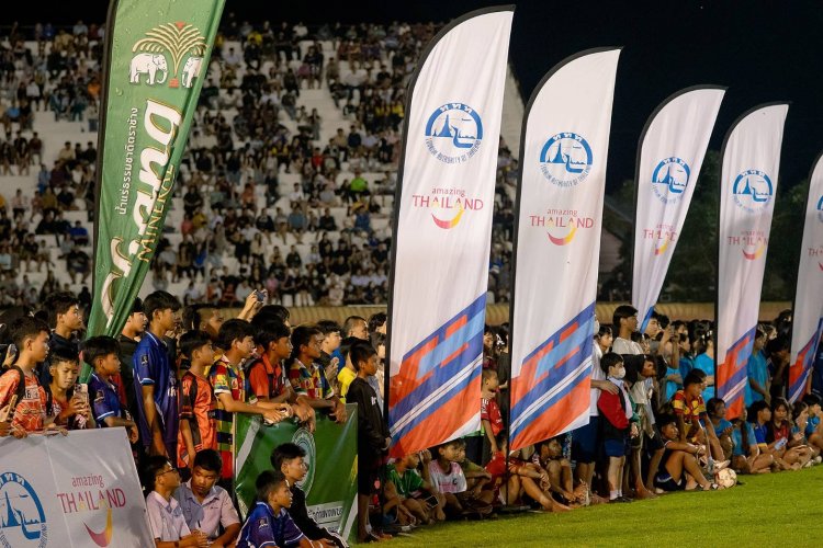 สนามแทบแตก!!! กำแพงเพชจัด"บอลเยาวชน" ดึงหมอนทองเตะ แฟนแห่ชมตรึม