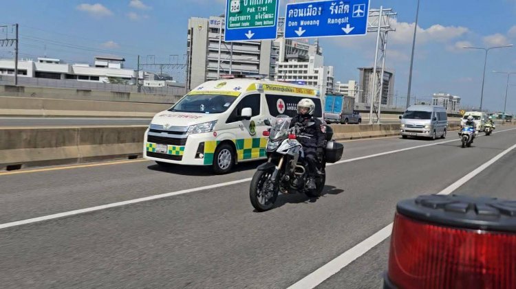 ตำรวจจราจรเปิดทางด่วน นำทหารบาดเจ็บจากแนวหน้าส่งรพ.พระมงกุฏเกล้า