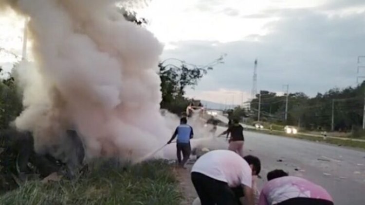 สลด!เก๋งเสียหลักพลิกพุ่งชนต้นไม้ไฟลุกไหม้เสียชีวิต 1 รอด 1