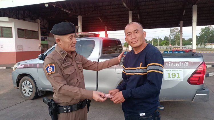 ตำรวจไทยทำได้ทุกอย่างล่าสุดช่วยเหลือชาวบ้านตกรถส่ง บขส.ให้ถึงเป้าหมาย