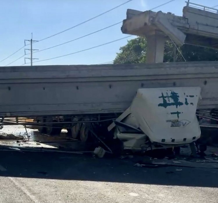 สลด!สะพานลอยหน้าตลาดนำชัย ถล่มทับรถพังยับกลางถนน มีคนเจ็บติดภายใน