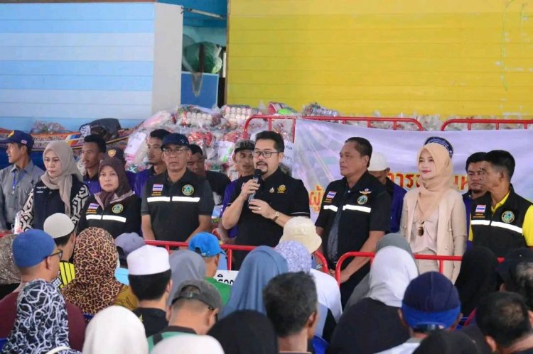 นายกฯโป่งเร่งแจกถุงยังชีพแก่ผู้ประสบอุทกภัยอย่างเร่งด่วนหลังนราธิวาสน้ำลด