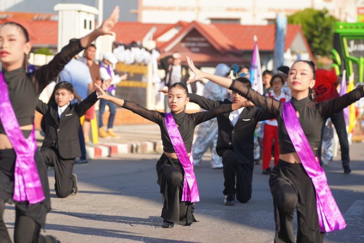 ชัยภูมิอมยิ้ม! ขบวนพาเหรด 'จงเจริญเกมส์'เมื่อครู-ผู้ปกครองรับบท 'พี่เลี้ยงนางงาม' จับปูใส่กระด้งสร้างสีสันทั่วเมือง