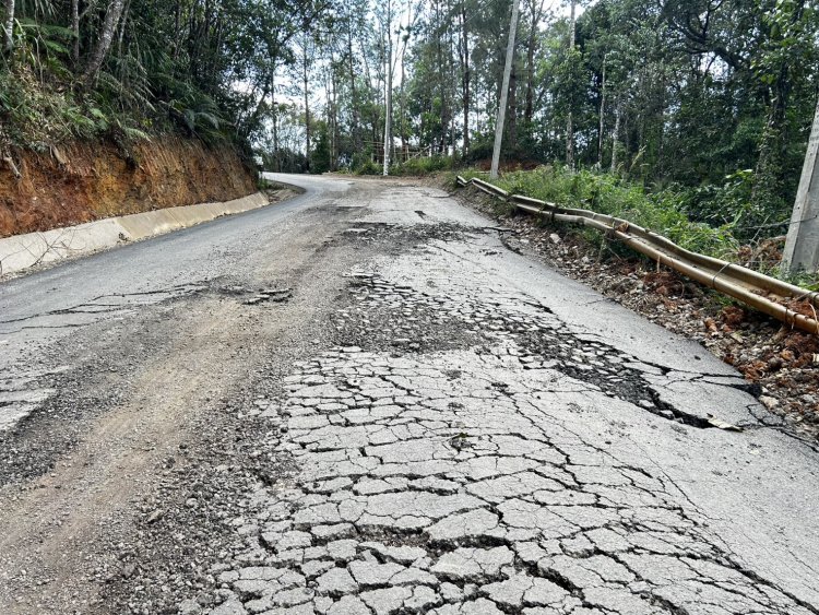 ชาวบ้านไม่ทน!ร้องถนนเส้นทาง "พบพระ-อุ้มผาง"สร้างเสร็จ 6 เดือนชำทรุดพังไร้เหลียวแล