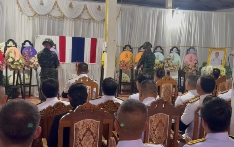 ในหลวงพระราชทานน้ำหลวงอาบศพ เชิญพวงมาลาวางหน้าหีบศพ “ส.อ.กัมปนาท ทองแสง” วีรบุรุษชายแดนไทย–กัมพูชา