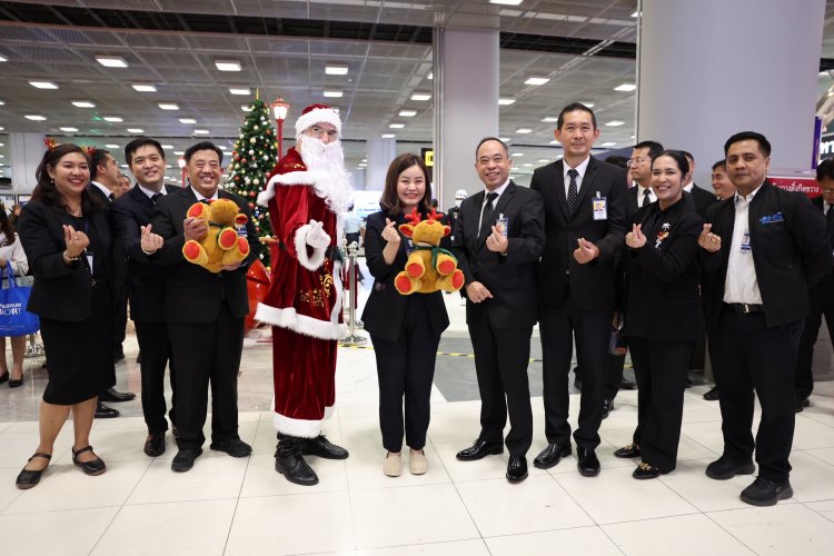 คริสต์มาสนี้มีเซอร์ไพรส์ ท่าอากาศยานสุวรรณภูมิมอบ Travel Kit และตุ๊กตากวางเรนเดียร์สร้างรอยยิ้มและความสุขให้ผู้โดยสาร
