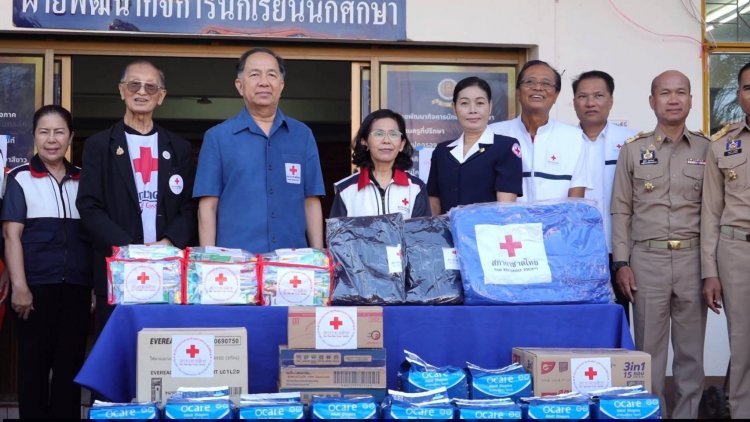 สภากาชาดไทย–เหล่ากาชาดศรีสะเกษ ลงพื้นที่กันทรลักษ์ มอบถุงยังชีพ เติมกำลังใจผู้อพยพชายแดนไทย–กัมพูชา