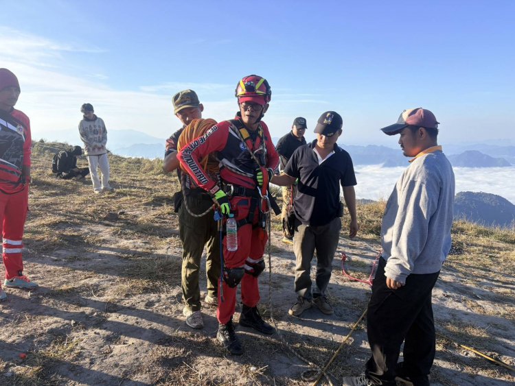 นายอำเภอท่าสองยาง –ร่วม สภ.แม่เมย และ กู้ภัย  เร่งกู้ร่าง นักท่องเที่ยว จากเหว  เช้าวันนี้