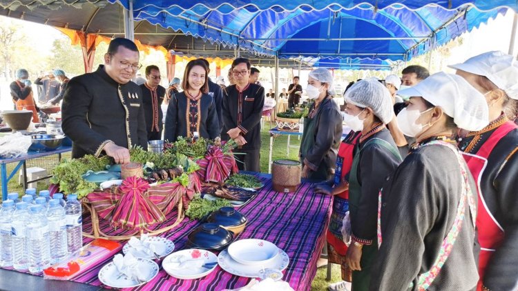 นายอำเภอปรางค์กู่ลั่นฆ้องเปิดงานปลาดุก เผาสะเดาหวาน ประจำปี 2568