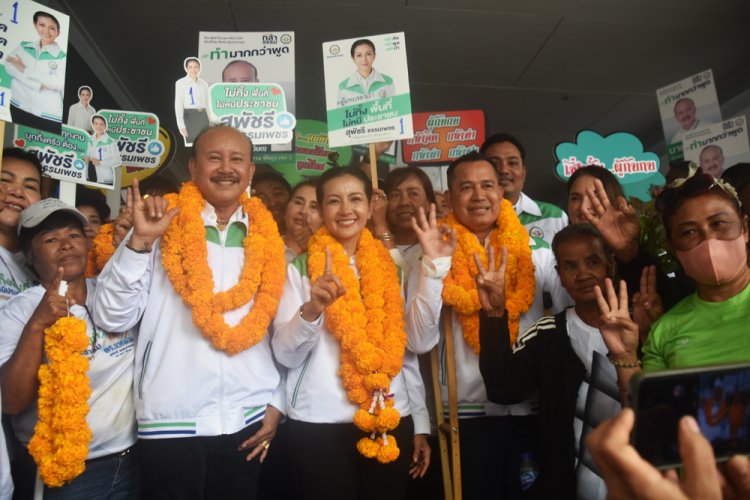 สมัคร ส.ส. สงขลาวันแรก คึกคัก กองเชียร์พรรคใหญ่ พรึบ