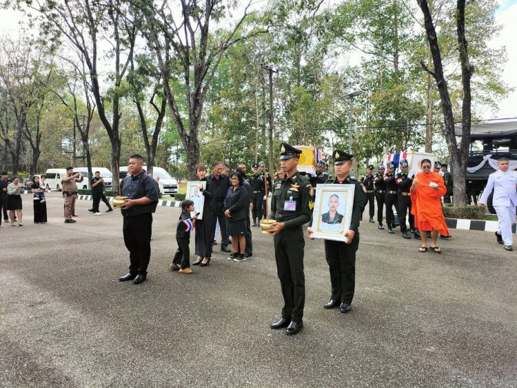 กองทหารเกียรติยศ-ครอบครัวกำลังพลร่วมพิธีส่งร่าง2วีรบุรุษ  ทหารกล้า กลับภูมิลำเนา