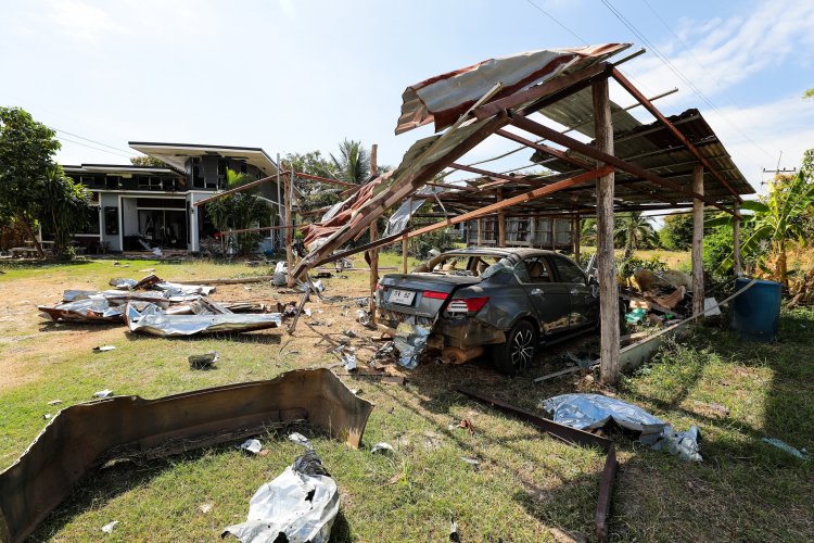 หลังหยุดยิง เปิดภาพ บ้านหนองเสม็ด โดนเขมรรัว BM21  บ้าน-รถ พังยับ