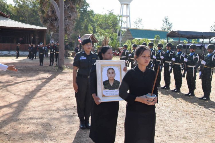 ครอบครัวเศร้ารับร่าง "พลทหารทิวตะวัน พลเยี่ยม" วีรบุรุษสมรภูมิบ้านหนองจานกลับบ้านเกิด