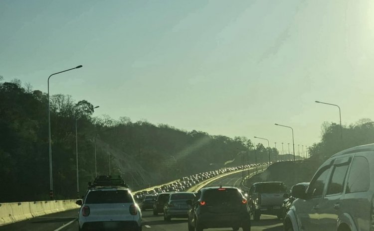 ทางด่วน  M6 - ถนนมิตรภาพจราจรหนาแน่น คนอีสานแห่กลับบ้านฉลองปีใหม่