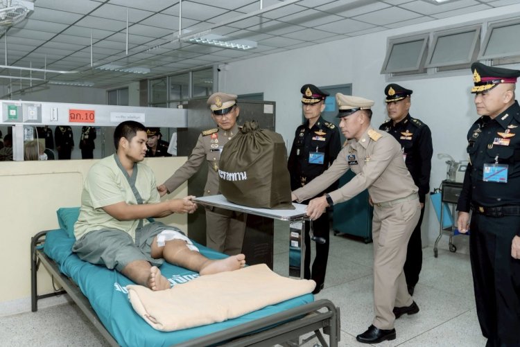ในหลวงทรงห่วงใยพระราชทานสิ่งของแด้่ทหารชายแดนบาดเจ็บ 11 นาย