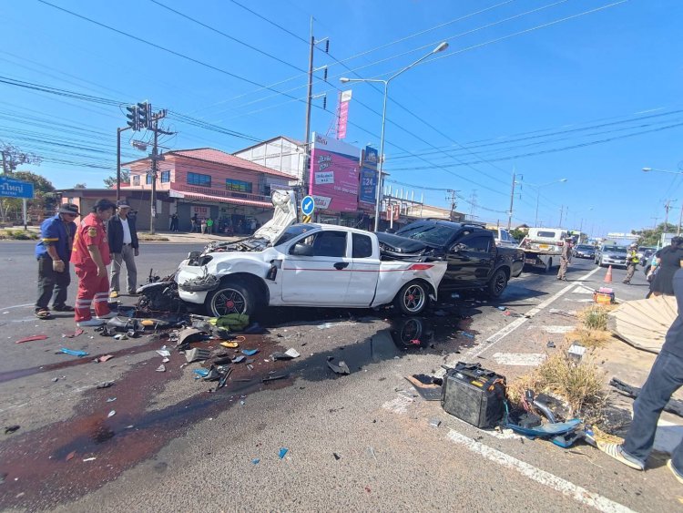 ชนวินาศสันตะโร กระบะพุ่งเสยยับจอดติดไฟแดงกลางเมือง 5 คันรวดดับ 1 เจ็บ 10