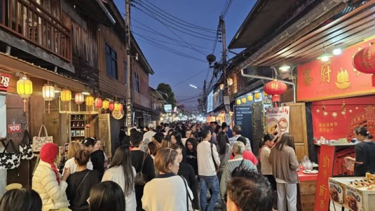 เชียงคานแตก!นทท.นับหมื่นทะลักถนนคนเดินริมโขงสัมผัสลมหนาว