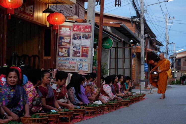 เสริมสิริมงคลรับปีใหม่ 2569 ตักบาตร 10 จุดแลนด์มาร์กศรัทธาทั่วไทย