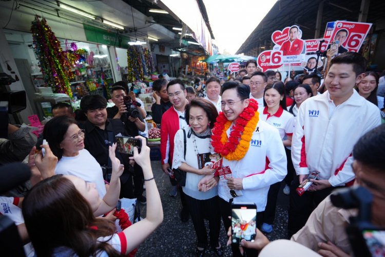 เพื่อไทยลุยหาเสียงตลาดสายเนตรขายฝันนโยบายรถไฟฟ้า 20 บาทตลอดสาย ทำได้ภายใน 3-6 เดือน