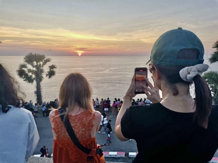 แห่ชมแสงสุดท้ายที่แหลมพรหมเทพ พระอาทิตย์ตกที่สวยที่สุดในประเทศไทย ติด 1 ใน 10 ของโลก