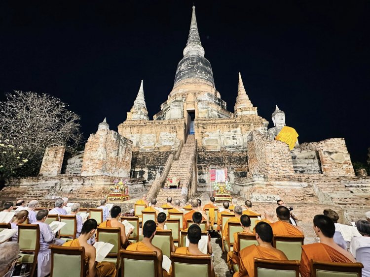 พุทธศาสนิกชนร่วมพิธี เจริญพุทธมนต์ข้ามปี ‘วัดใหญ่ชัยมงคล’ เสริมสิริมงคลรับปีใหม่