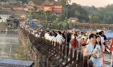 หยุดยาวปีใหม่!นักท่องเที่ยวทะลักสังขละบุรี “สะพานไม้”แน่น แทบไม่มีที่ให้เดิน