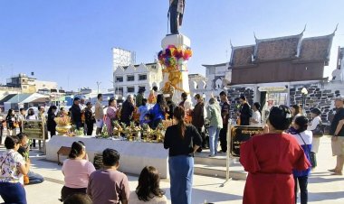 ชาวโคราชแห่กราบสักการะ"ท้าวสุรนารี" ขอพรศิริมงคลชีวิตรุ่งเรืองรับปีม้าทอง