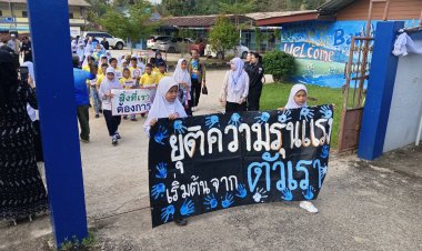 “หยุดสักที” นักเรียนจับมือผู้นำเดินขบวนต่อต้าน ยุติความรุนแรง ขอความสงบในพื้นที่แผ่นดินไทย