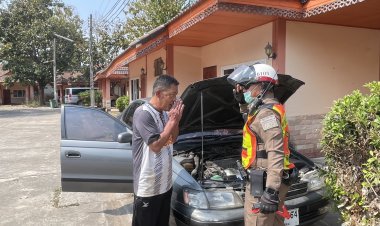 ทุกข์ที่ไหน พี่ไปที่นั่น! ตร.ชัยภูมิ รุดจั๊มแบตฯ ช่วยนักท่องเที่ยว รถไฟหมดขยับไม่ได้ สุดท้ายยิ้มออก