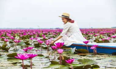 นักท่องเที่ยวไทย-เทศแห่เที่ยวทะเลแดงบึงหนองหาน “ตามรอยลิซ่า”