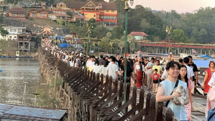 หยุดยาวปีใหม่!นักท่องเที่ยวทะลักสังขละบุรี “สะพานไม้”แน่น แทบไม่มีที่ให้เดิน